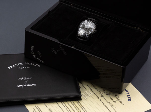 Chiếc hộp đồng hồ Franck Muller màu đen huyền bí