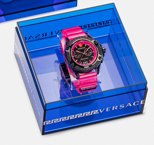 Chiếc đồng hồ hồng nổi bật trong hộp đựng của Versace