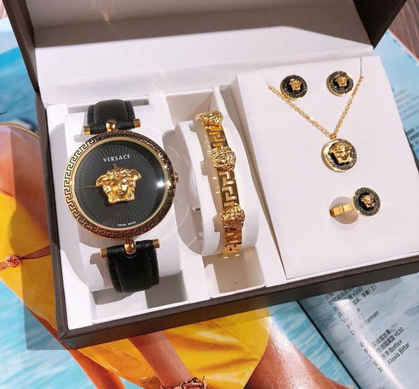 Một chiếc hộp giúp bạn vừa bảo quản đồng hồ lại có thể để trang sức từ Versace