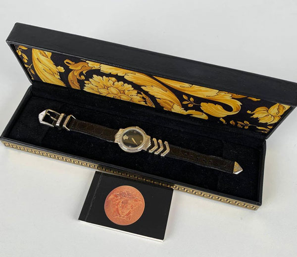 Hộp đồng hồ nổi bật với hoa văn Baroque và Greek Key